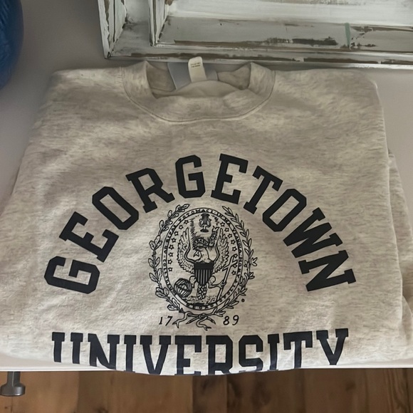 Champion Tops - Georgetown University crewneck 💭
